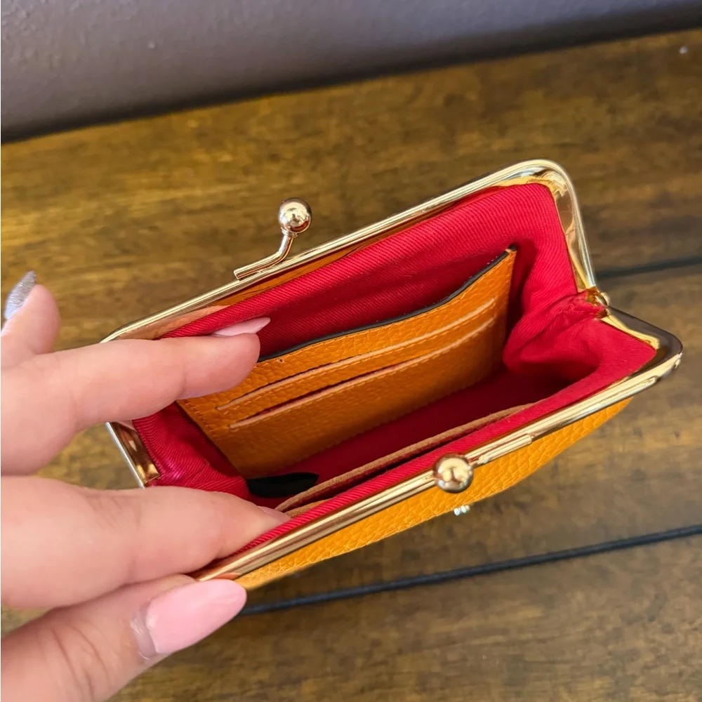 ✨NWOT -  Dooney & Bourke Pebble Leather Large Framed Kisslock Coin Purse✨